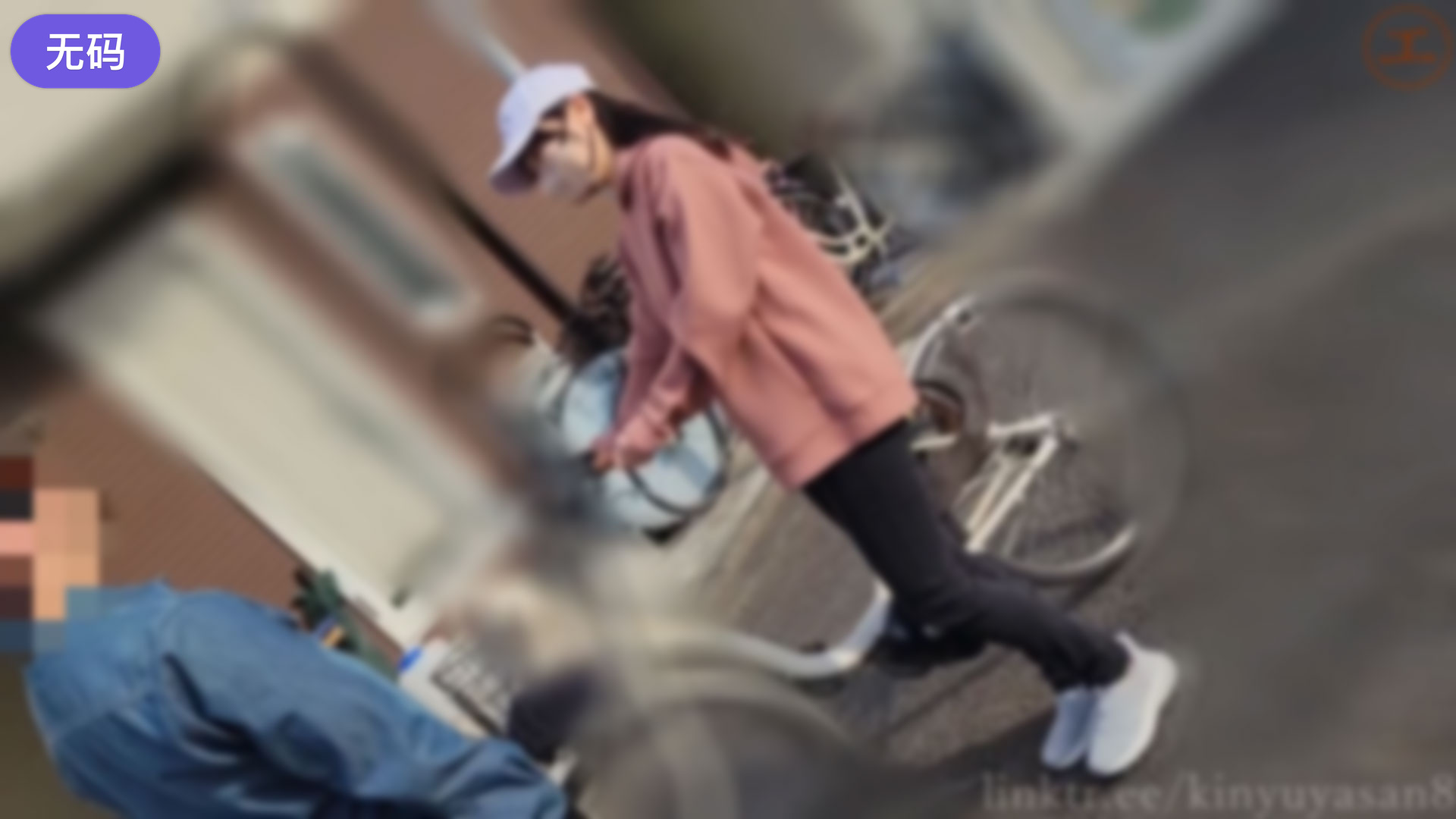 FC2-4323223 ※期間限定※【個人】 家庭的で溌剌ボディな主婦、自宅リビングで電マでオナニーさせた動画に