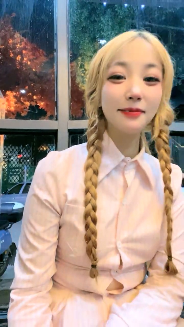 极品尤物金发美女！不知火舞装扮！带炮友户外吃饭，卫生间脱衣诱惑，叫上炮友厕所操逼，摸着奶子后入