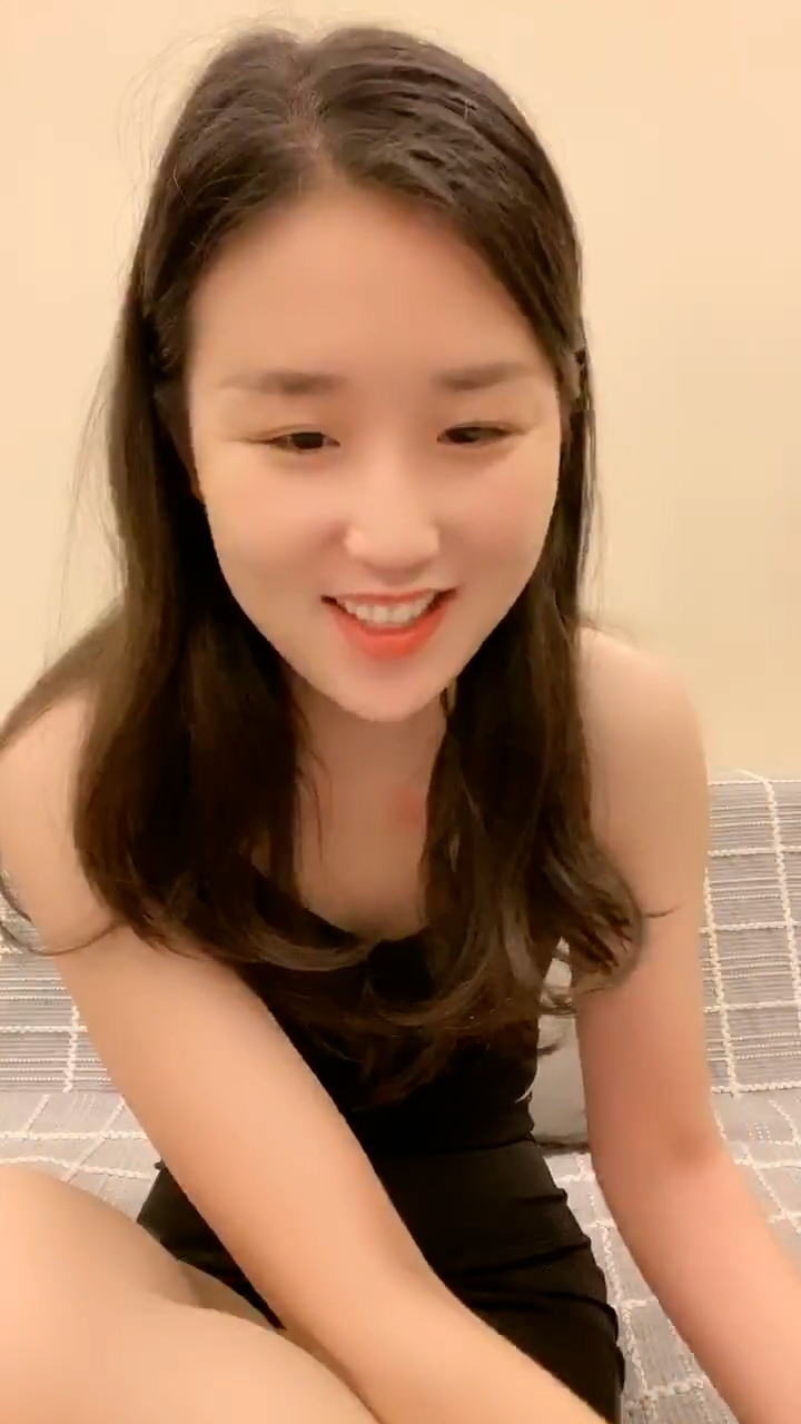 文静甜美小姐姐！被炮友各种玩弄！黑丝大长腿，手指扣多毛嫩穴，沙发上骑坐抽插，不尽兴振动棒伺候